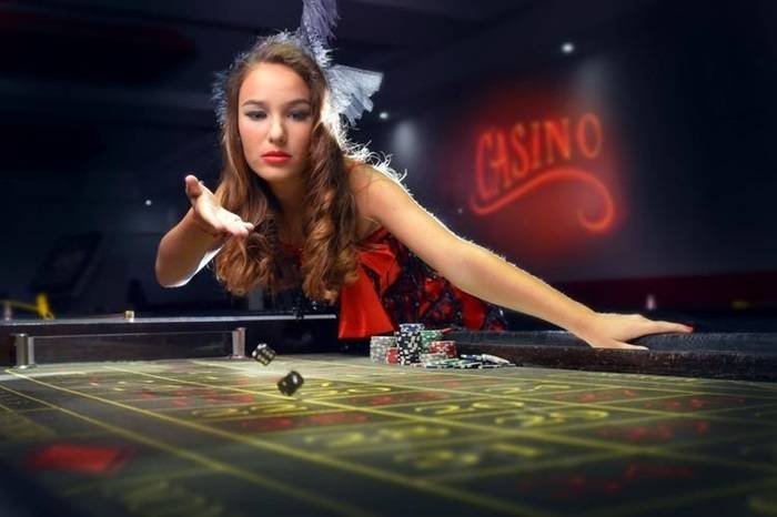 guci43 live casino dealer profesional meja baccarat roulette streaming HD langsung